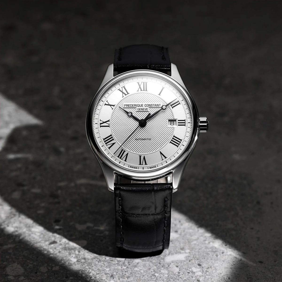 Produktfotografie zeigt die Frederique Constant Classics Automatic FC-303MC5B6 mit silberfarbenen Zifferblatt und römischen Indizes von vorne