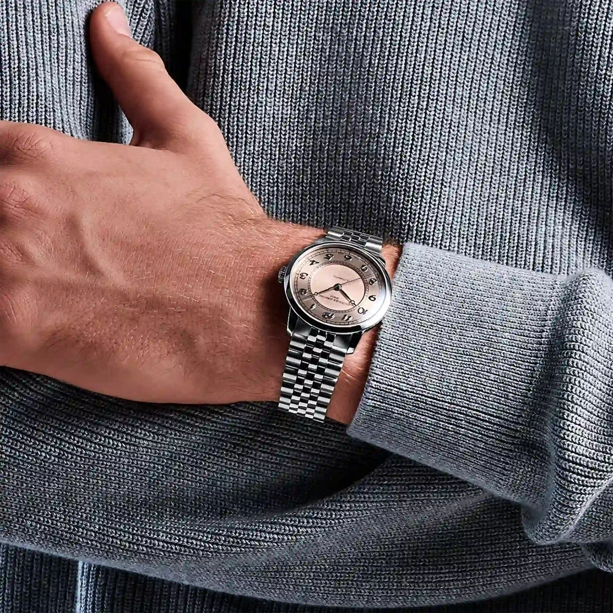 Wristshot mit der Frederique Constant "Classics Premiere" Armbanduhr FC-301SALB6B mit lachsrosa-farbenen Zifferblatt mit zwei verschiedenen Oberflächenstrukturen und arabischen Ziffern im klassischen Stil