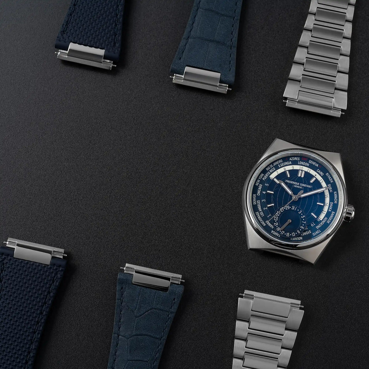 Produktfotografie des Highlife Worldtimers mit dem blauen Zifferblatt von Frederique Constant zusammen mit den verschieden Bandvarianten in Edelstahl, Leder oder Kautschuk