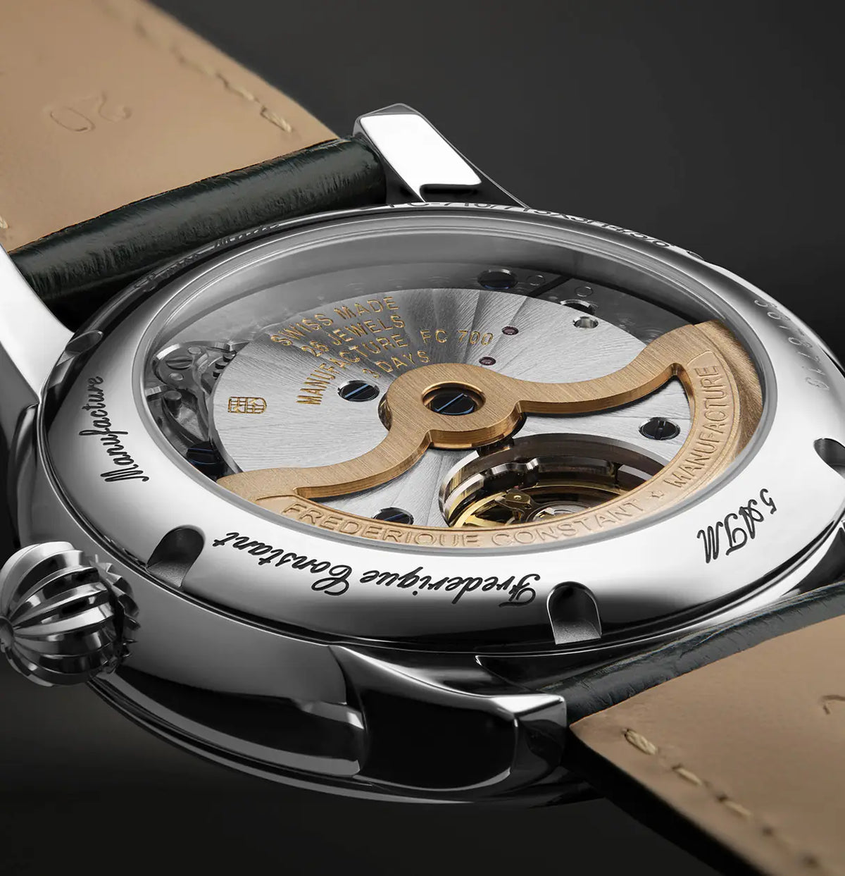 Detailaufnahme des Gehäusebodens aus Glas mit Blick auf das Uhrwerk einer Frederique Constant Manufacture
