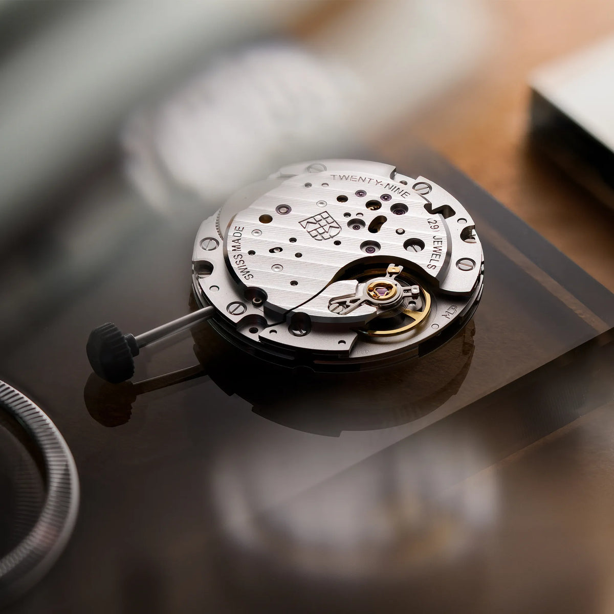 Ausgebautes Handaufzug-Uhrwerk FC-435 der Frederique Constant Moneta Handaufzug Limited Edition der Referenz FC-435BBL3S6 mit braun-schwarz verlaufendem Ombre-Dial am schwarzen Lederband