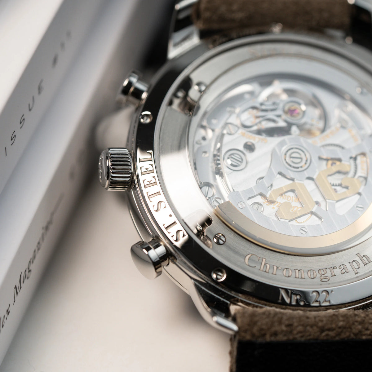 Detailaufnahme des Gehäusebodens mit Sichtboden und Blick auf das Uhrwerk des Glashütte Original Sixties Chronograph 