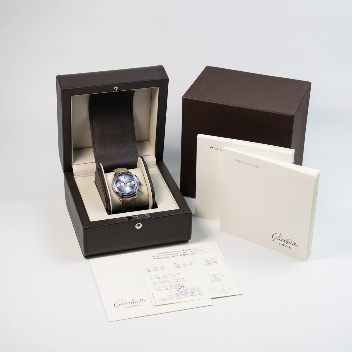 LIeferumfang mit Box und  Papieren der Glashütte Original Sixties Chronograph mit blauem Sonnenschliff-Zifferblatt