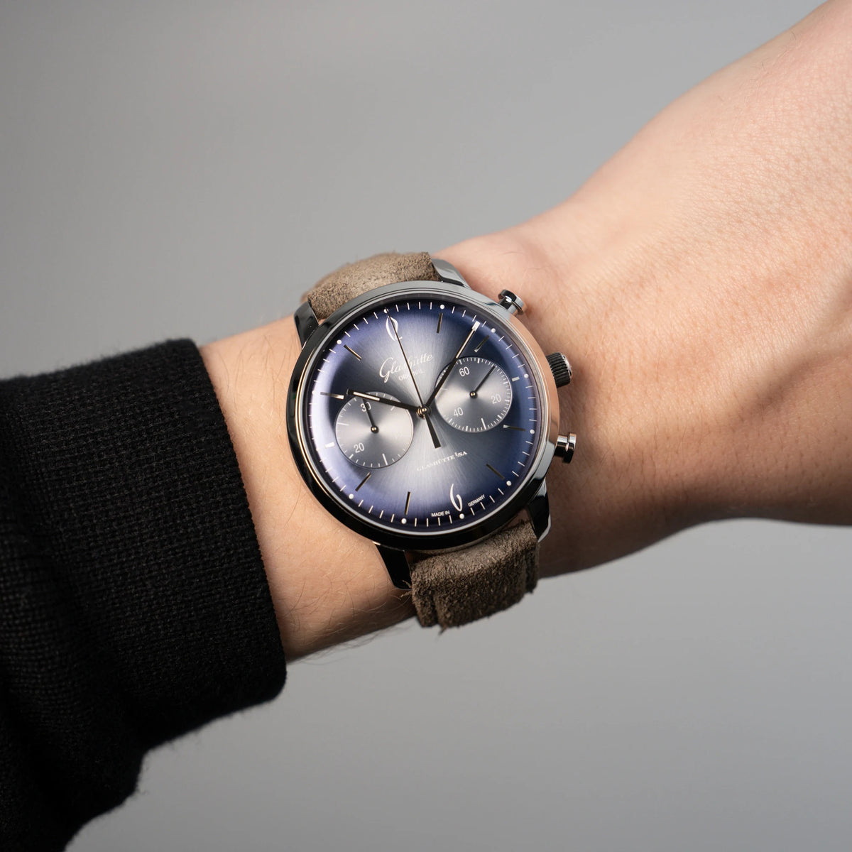 Wristshot an einem Herrenhandgelenk mit der Glashütte Original Sixties Chronograph mit blauem Sonnenschliff-Zifferblatt