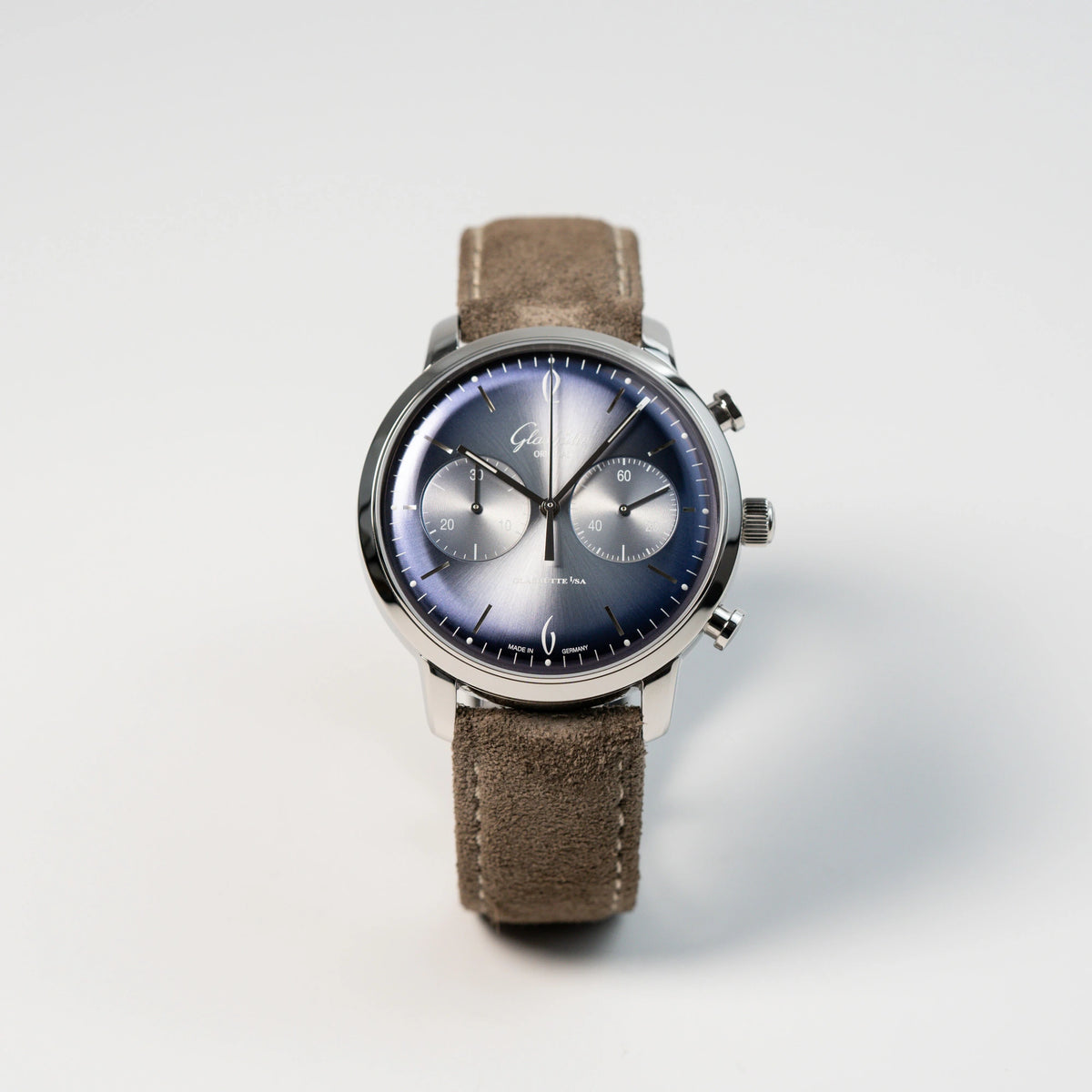 Frontale Ansicht der Glashütte Original Sixties Chronograph mit blauem Sonnenschliff-Zifferblatt