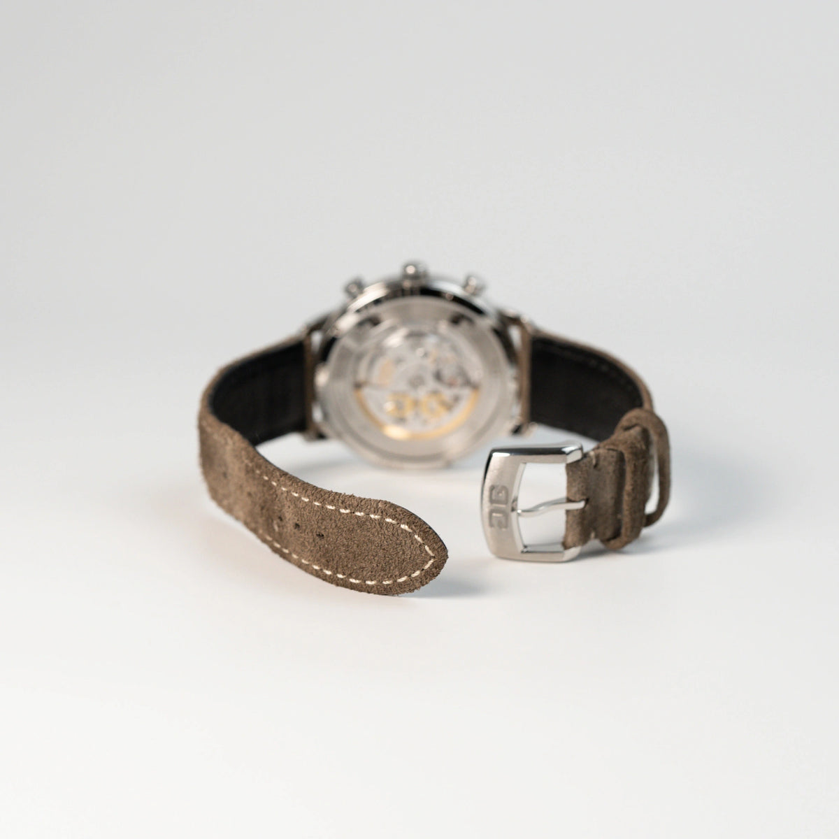 Blick auf das braune Lederarmband mit geöffneter Dornschließe derGlashütte Original Sixties Chronograph