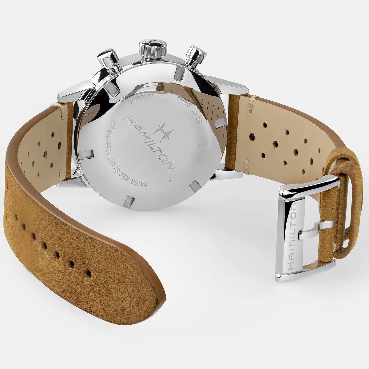 Blick auf den verschraubten Gehäuseboden der Hamilton American Classic Intra-matic Chronographen mit blauem Zifferblatt und orangen Details an einem hellbraunen Lederband