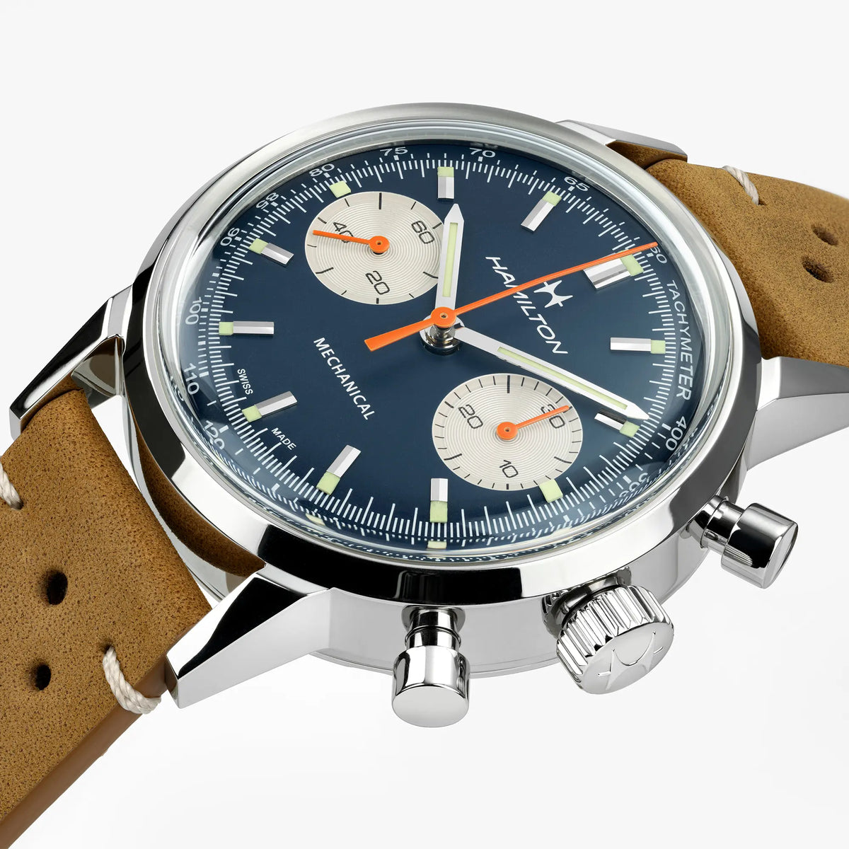 Detailaufnahme der Hamilton American Classic Intra-matic Chronographen mit blauem Zifferblatt und orangen Details an einem hellbraunen Lederband