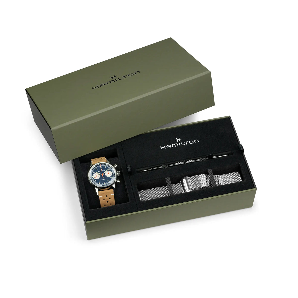 Verpackung zu der Hamilton American Classic Intra-matic Chronographen mit blauem Zifferblatt und orangen Details an einem hellbraunen Lederband und zusätzlichem Mesh-Armband aus Edelstahl