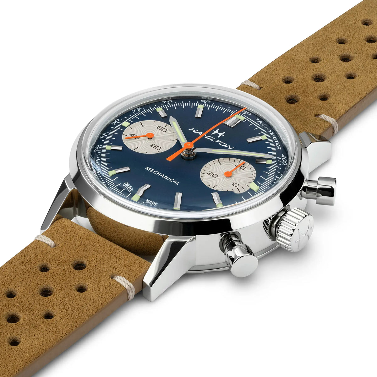 Leicht schräge Ansicht der Hamilton American Classic Intra-matic Chronographen mit blauem Zifferblatt und orangen Details an einem hellbraunen Lederband