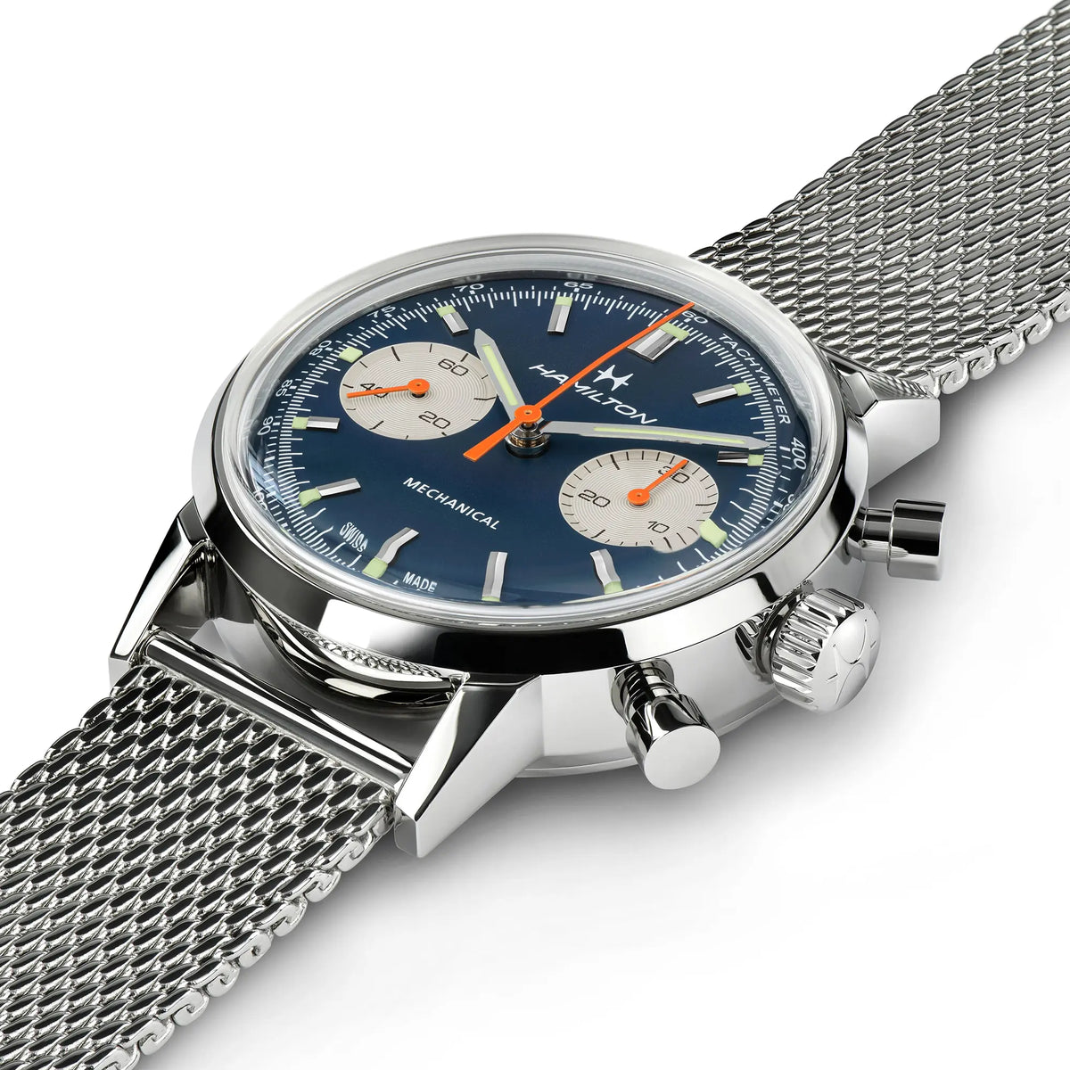 Leicht schräge Ansicht der Hamilton American Classic Intra-matic Chronographen mit blauem Zifferblatt und orangen Details am Mesh-Armband aus Edelstahl