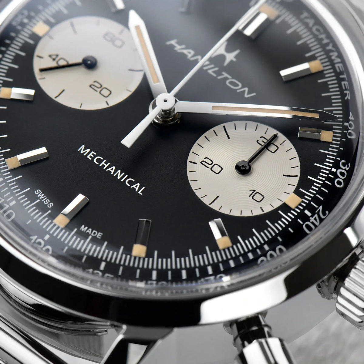 Detailaufnahme der Hamilton American Classic Intra-Matic Auto Chrono H38429130 mit dem Reverse-Panda Zifferblatt