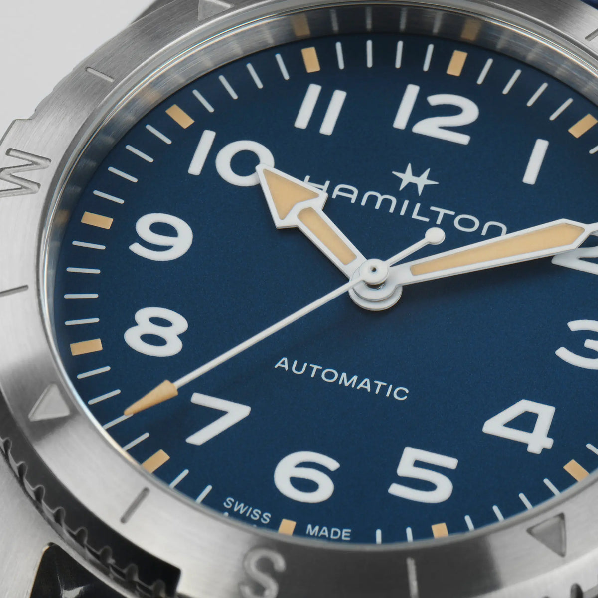 Detailaufnahme der Hamilton Khaki Field Expedition Auto H70225940 mit blauem Zifferblatt im 38mm-Edelstahl-Gehäuse an einem blauen Nato-Textil-Armband