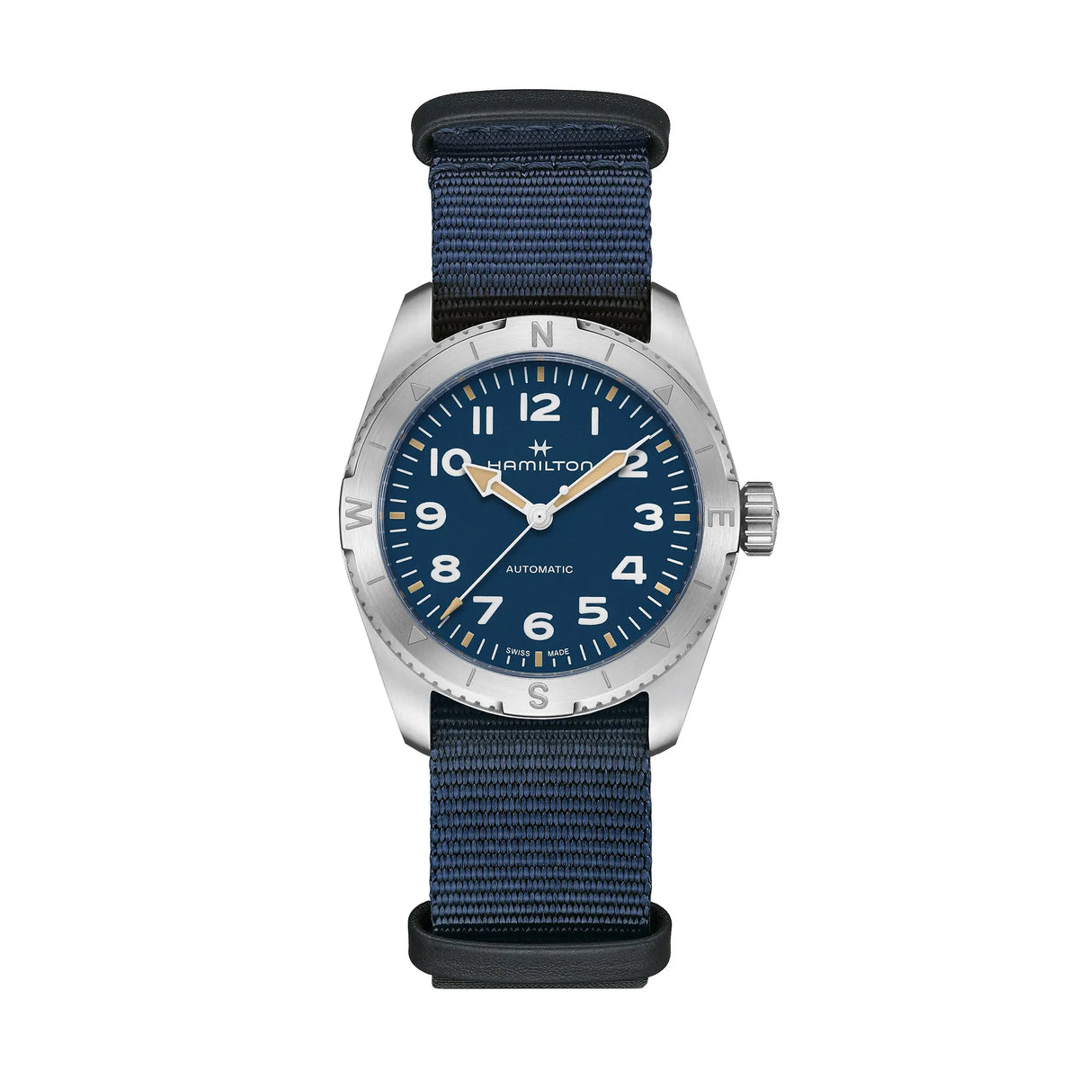 Frontale Ansicht der Hamilton Khaki Field Expedition Auto H70225940 mit blauem Zifferblatt im 38mm-Edelstahl-Gehäuse an einem blauen Nato-Textil-Armband