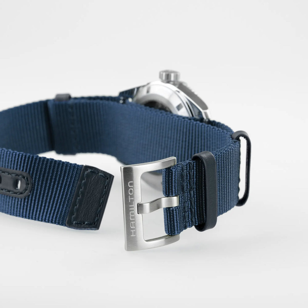 Produktfotografie der Hamilton Khaki Field Expedition Auto H70225940 mit blauem Zifferblatt im 38mm-Edelstahl-Gehäuse an einem blauen Nato-Textil-Armband zeigt die Dornschliesse