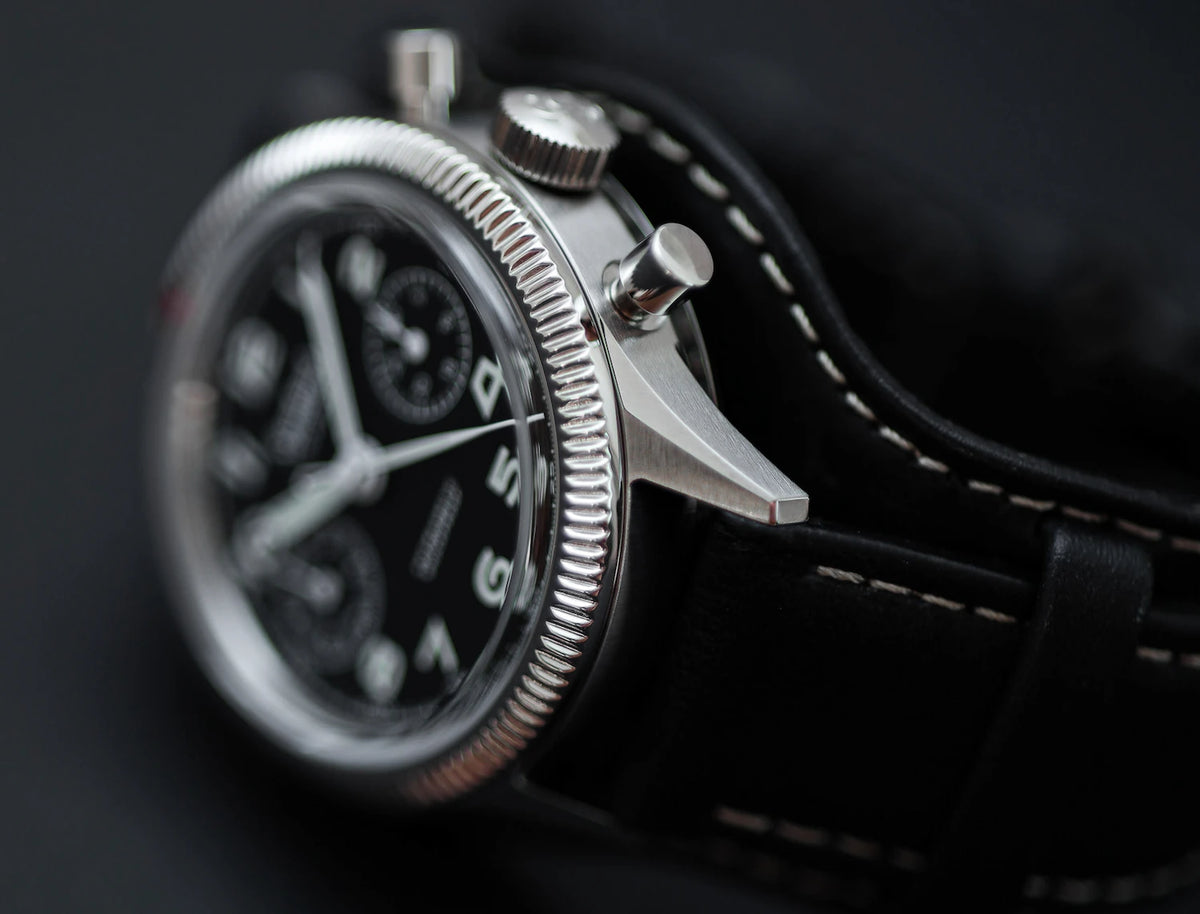 Detailaufnahme des Bandanstoßes aus Edelstahl der Hanhart Pioneer 417ES