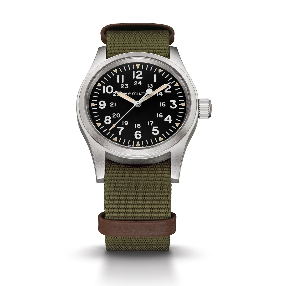 Produktfotografie der Hamilton Khaki Field Mechanical H69439931 mit weißem Zifferblatt an einem olivgrünem Nato-Textil-Armband