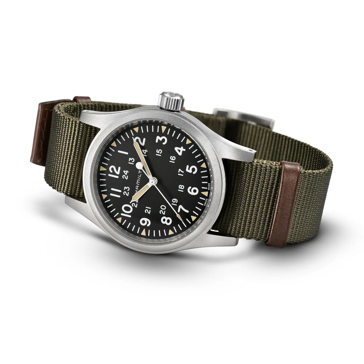 Liegende Hamilton Khaki Field Mechanical H69439931 mit weißem Zifferblatt an einem olivgrünem Nato-Textil-Armband