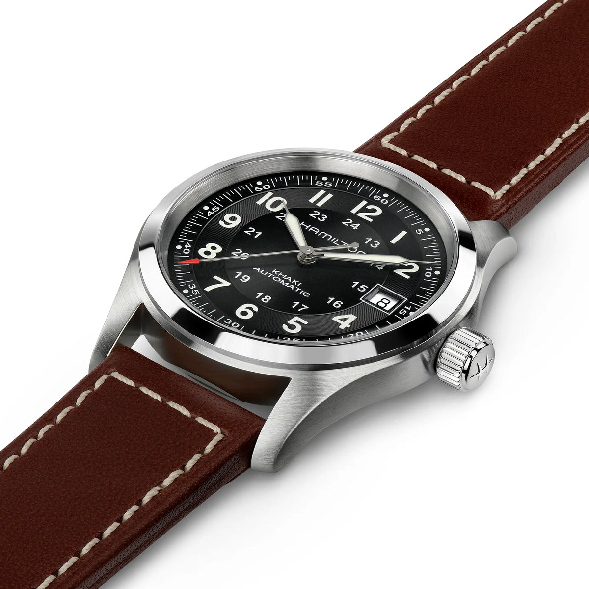 Leicht schräge Ansicht der Hamilton Khaki Field Auto H70455533 mit schwarzem Zifferblatt an einem weiß abgenähtem braunen Lederband