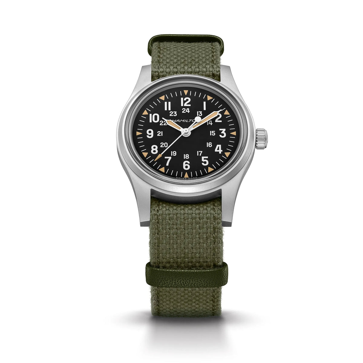 Ansicht von leicht unten von der Hamilton Khaki Field Mechanical H69399930 mit schwarzem Zifferblatt im Vintage-Charakter mit Indizes in weiß und beige an einem khaki-farbenem Nato-Band