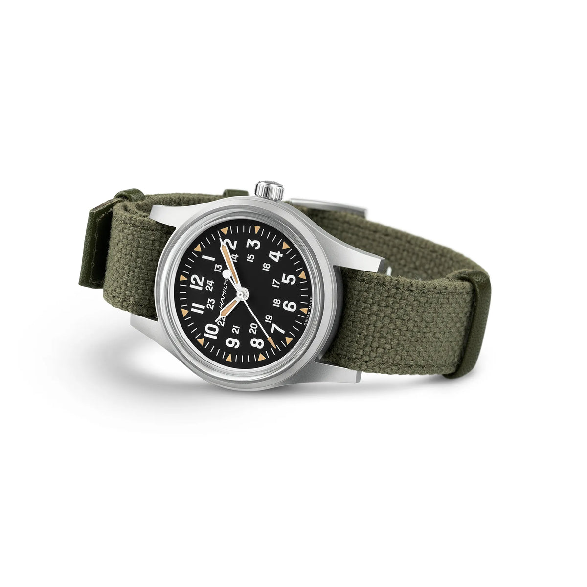 Seitlich auf dem Edelstahl-Uhrengehäuse liegende Hamilton Khaki Field Mechanical H69399930 mit schwarzem Zifferblatt im Vintage-Charakter mit Indizes in weiß und beige an einem khaki-farbenem Nato-Band