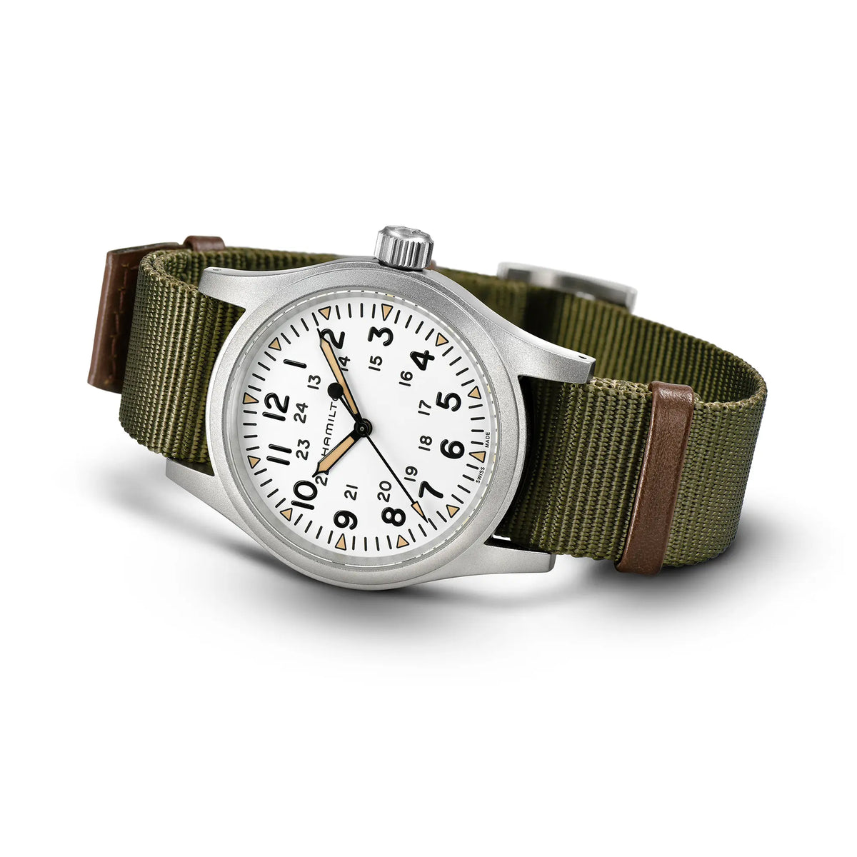 Hamilton Khaki Field Mechanical H69439411 mit weißem Zifferblatt am olivgrünen Nato-Armband liegt auf der seitlichen Gehäuseflanke