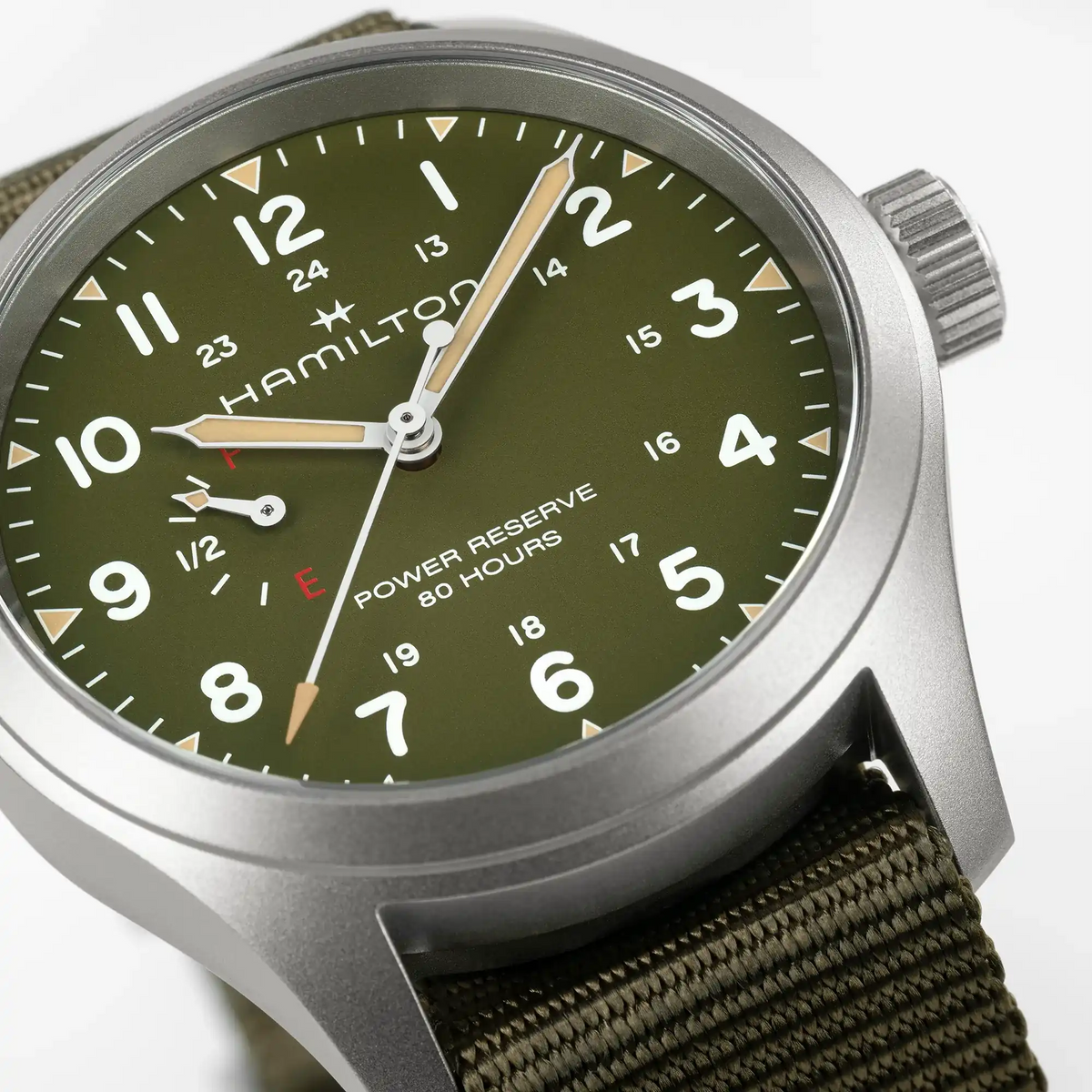 Detailaufnahme der Hamilton Khaki Field Powerreserve H69509960 mit olivgrünem Zifferblatt am Hamilton-typischen olivgrünen Nato-Armband