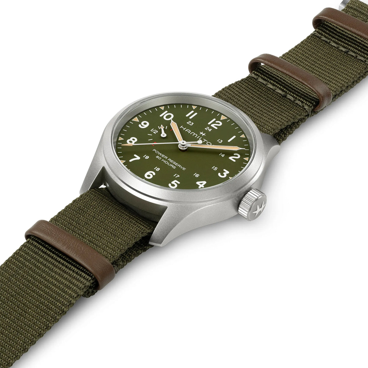 Leicht seitliche Ansicht der Hamilton Khaki Field Powerreserve H69509960 mit olivgrünem Zifferblatt am Hamilton-typischen olivgrünen Nato-Armband