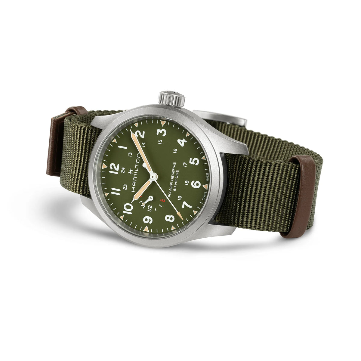 Hamilton Khaki Field Powerreserve H69509960 mit olivgrünem Zifferblatt am Hamilton-typischen olivgrünen Nato-Armband liegt seitlich auf der Gehäuseflanke