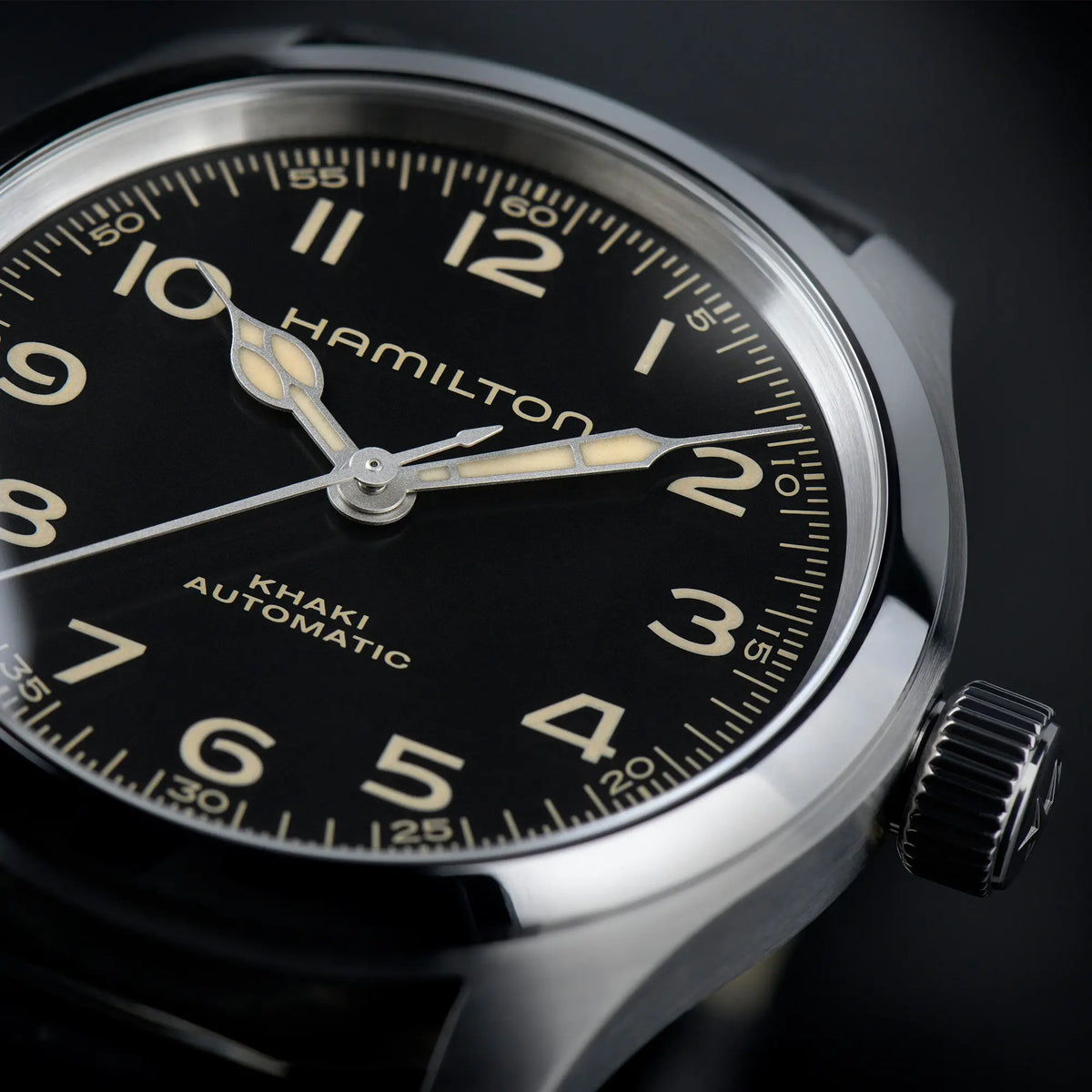Detailaufnahme der Hamilton Khaki Murph mit 42mm-Edelstahl-Gehäuse im Bundle-Set mit schwarzem Lederband und zusätzlichem Edelstahl-Armband