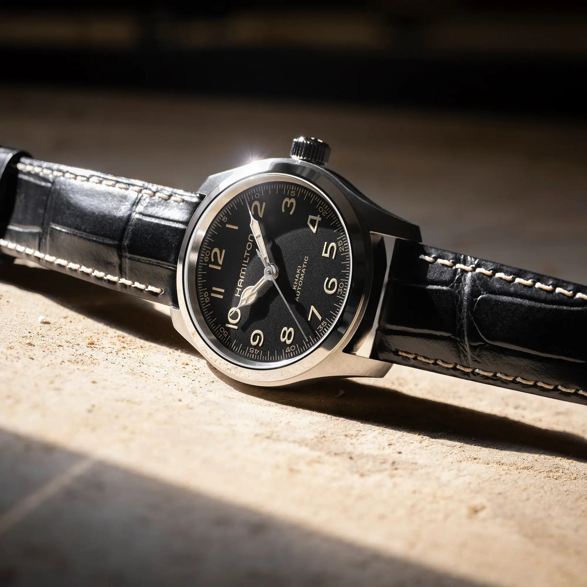 Fotografie der Hamilton Khaki Murph mit 42mm-Edelstahl-Gehäuse im Bundle-Set mit schwarzem Lederband und zusätzlichem Edelstahl-Armband