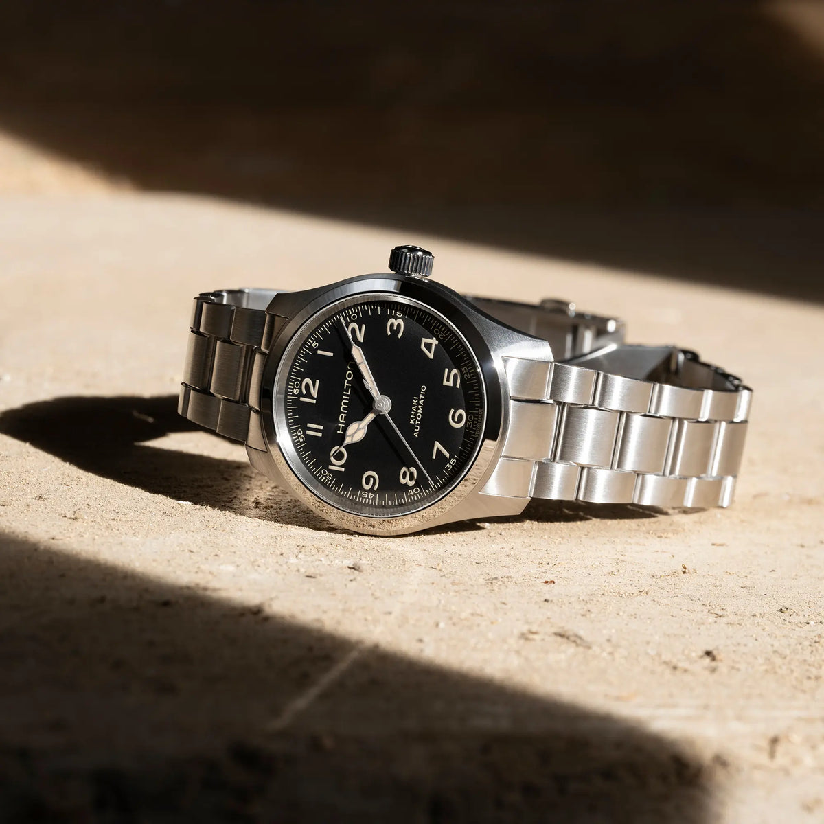 Produktfotografie der Hamilton Khaki Murph mit 42mm-Edelstahl-Gehäuse im Bundle-Set mit schwarzem Lederband und zusätzlichem Edelstahl-Armband