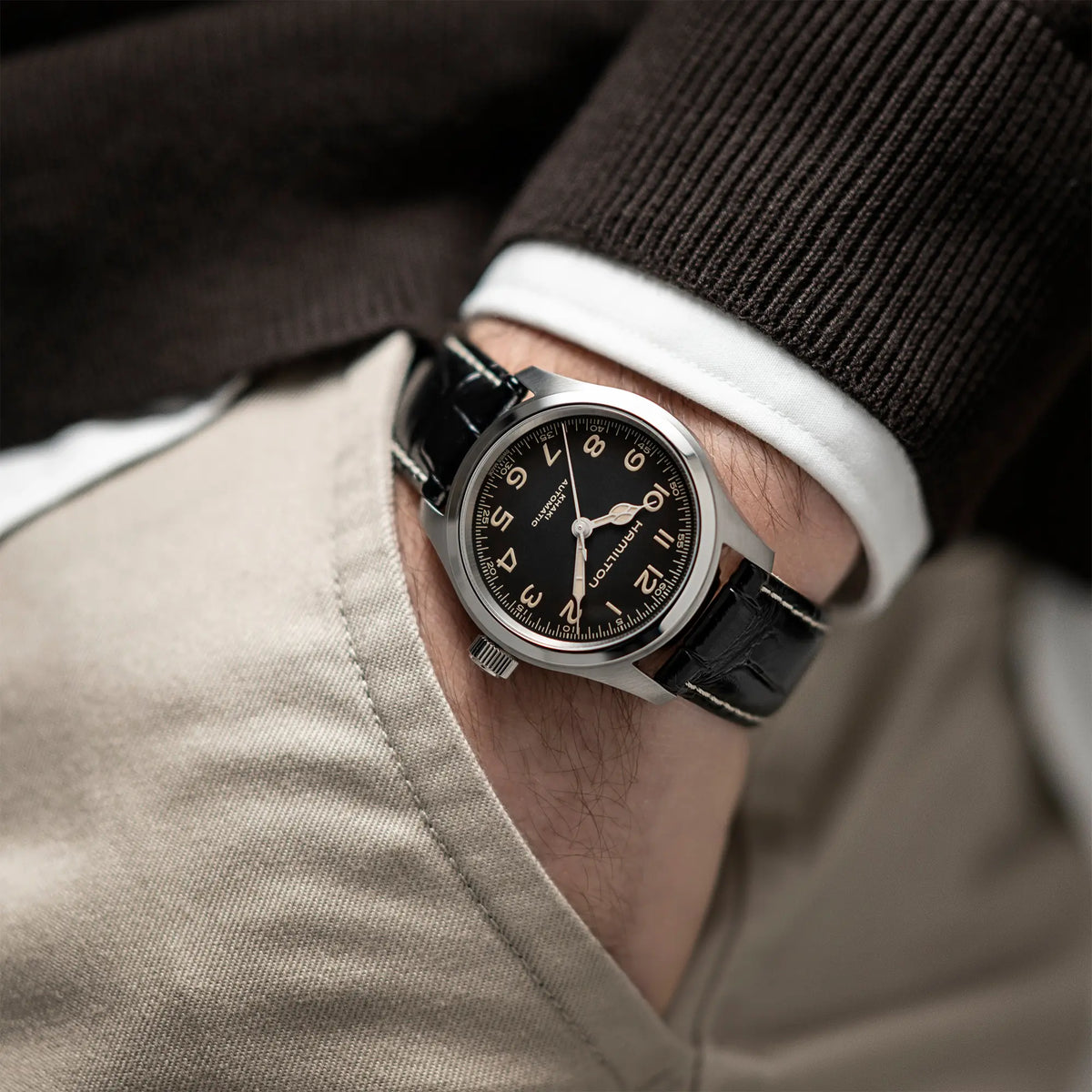Mann trägt die Hamilton Khaki Murph mit 42mm-Edelstahl-Gehäuse im Bundle-Set mit schwarzem Lederband und zusätzlichem Edelstahl-Armband
