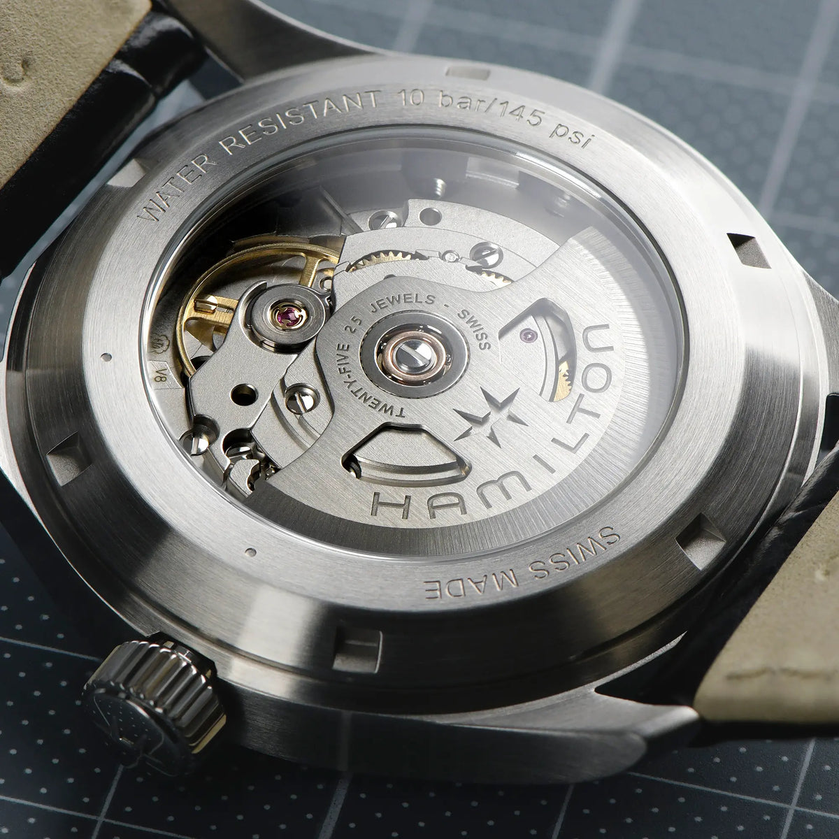 Gehäuseboden der Hamilton Khaki Murph mit 42mm-Edelstahl-Gehäuse im Bundle-Set mit schwarzem Lederband und zusätzlichem Edelstahl-Armband zeigt das Automatik-Uhrwerk