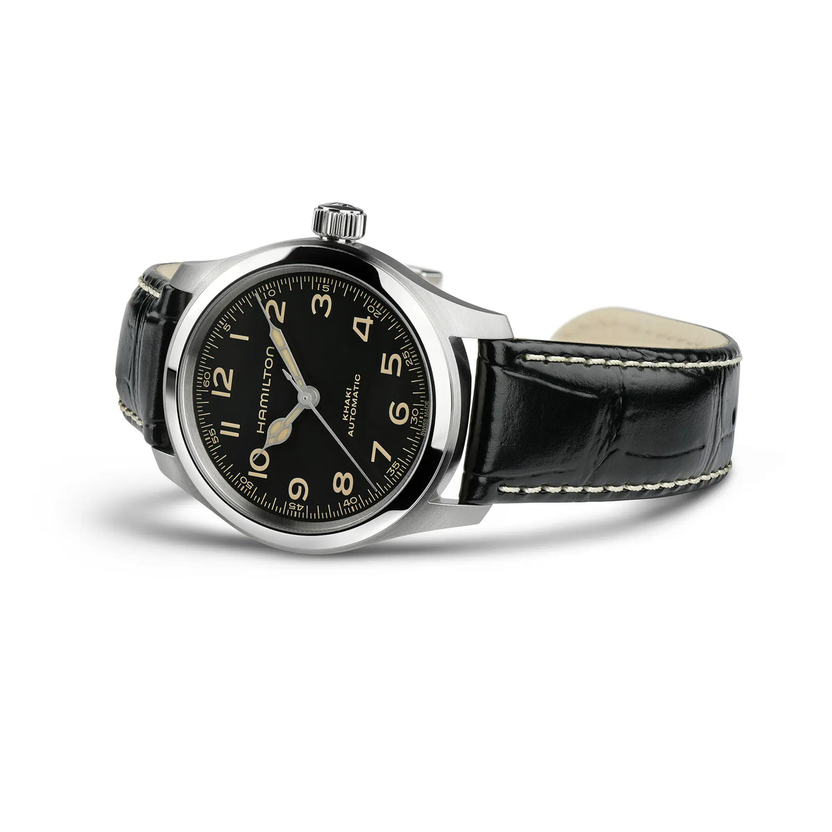 Hamilton Khaki Murph mit 42mm-Edelstahl-Gehäuse im Bundle-Set mit schwarzem Lederband und zusätzlichem Edelstahl-Armband liegt seitlich auf dem Uhrengehäuse