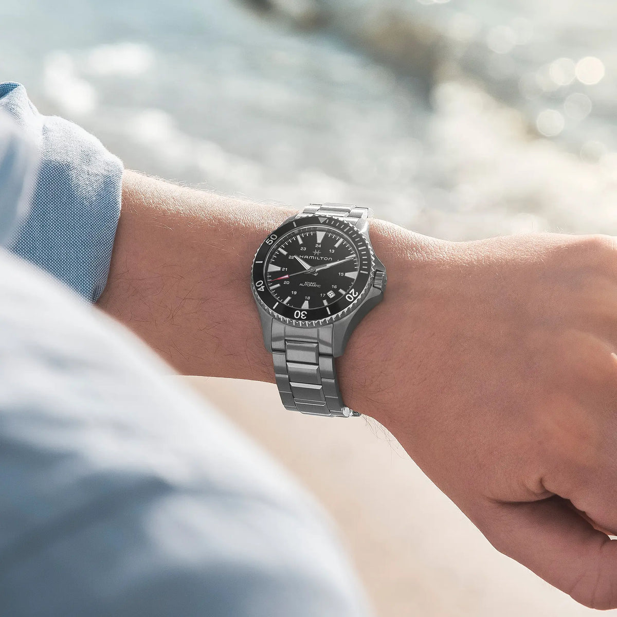 Wristshot mit der Hamilton Taucheruhr Khaki Navy Scuba Auto H82335131 im 40mm-Edelstahlgehäuse mit schwarzem Zifferblatt und Lünette am Edelstahl-Armband