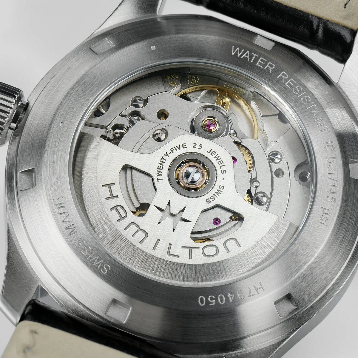 Gehäuseboden mit Sichtglas der Hamilton Murph H70405730 im 38mm-Edelstahl-Gehäuse und einem schwarzem Zifferblatt Indizes und Zeigern mit Vintage-Charakter