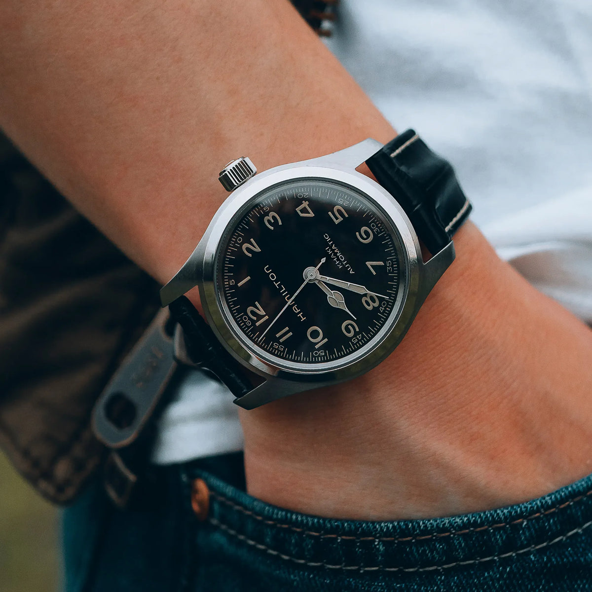 Wristshot mit der Hamilton Murph H70405730 im 38mm-Edelstahl-Gehäuse und einem schwarzem Zifferblatt Indizes und Zeigern mit Vintage-Charakter