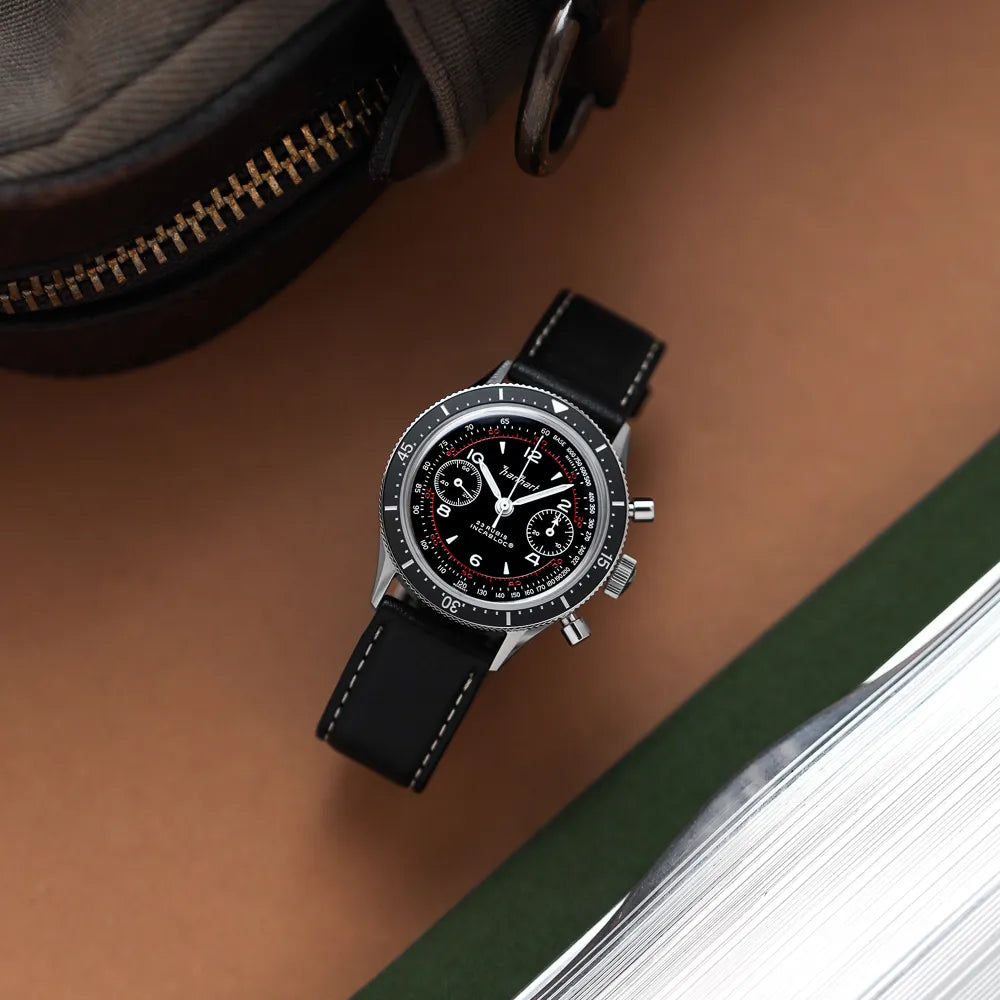 Produktfotografie mit Blick von oben auf denHanhart 415 ES Pure Chronographen in Edelstahl mit weißen und roten Details am Lederband 