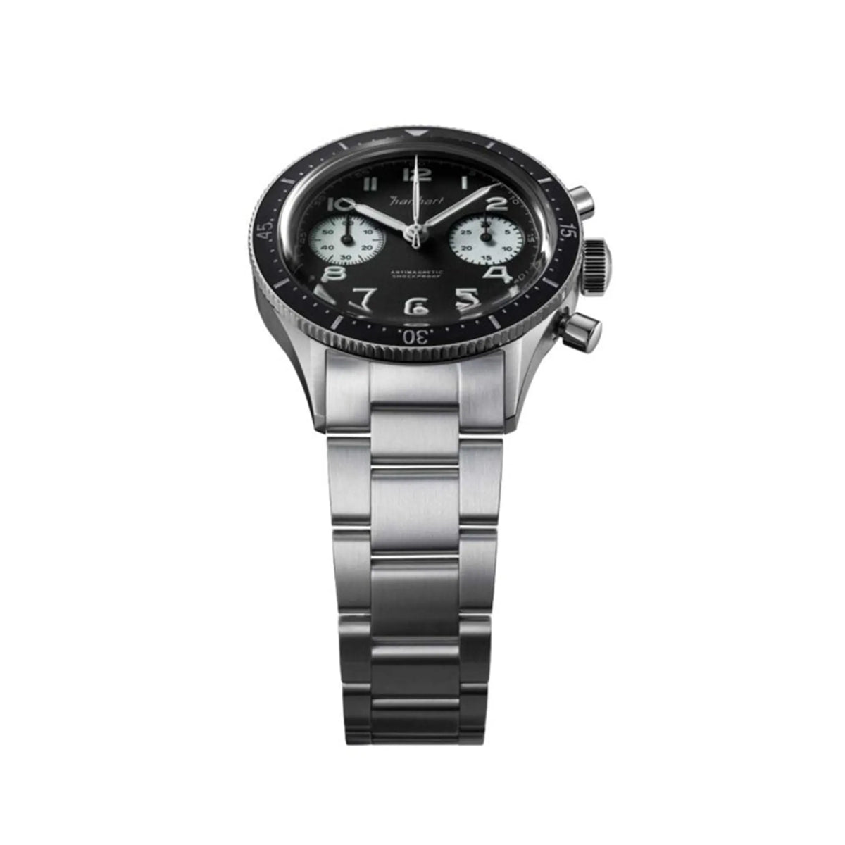 Blick auf das Edelstahlarmband und den Uhrenkopf der Hanhart 415 ES Chronographs mit dem Panda-Zifferblatt in Schwarz mit weißen Sub-Dials am Edelstahlarmband