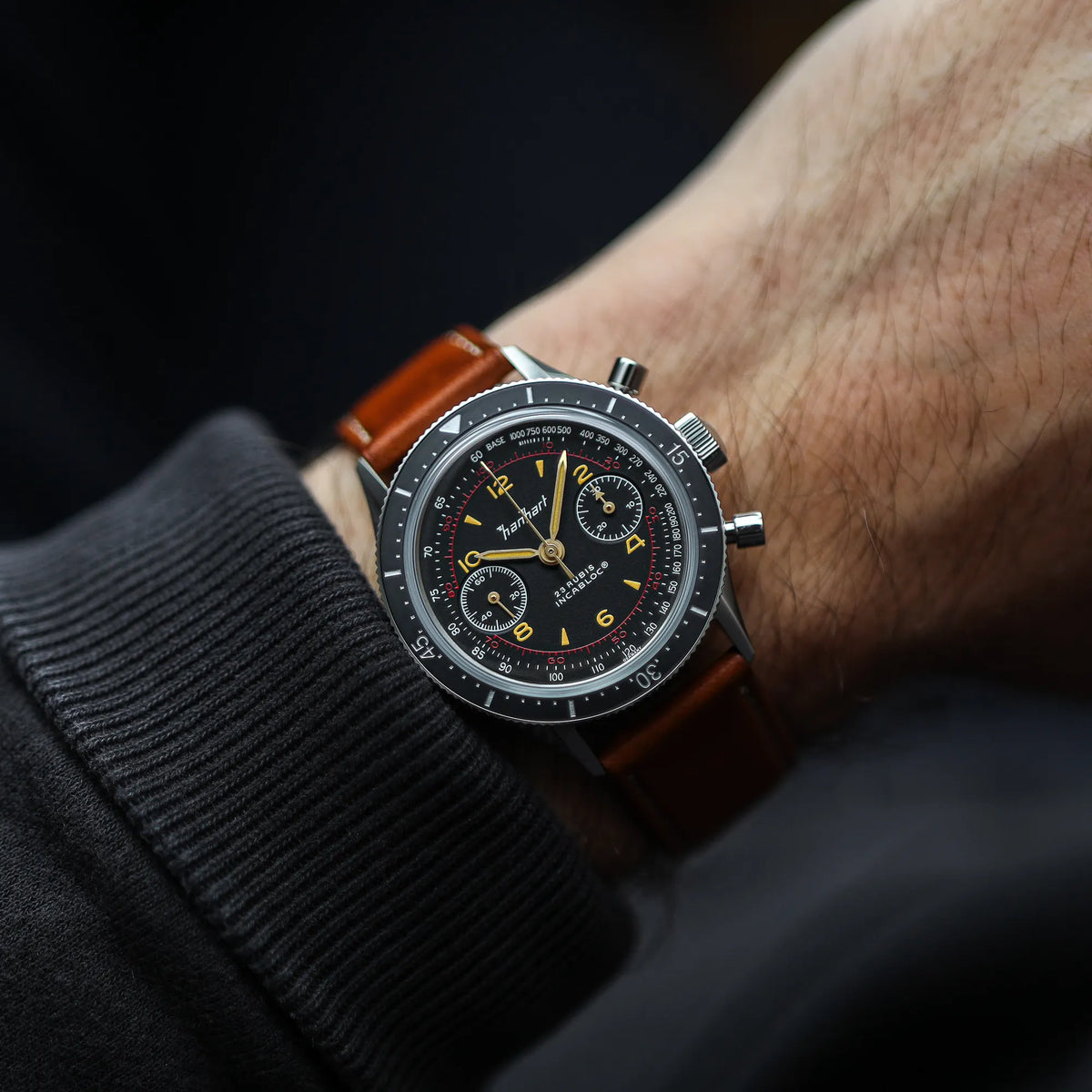 Wristshot mit dem klassischen Hanhart Chronograph "415 ES" an einem braunen Lederband