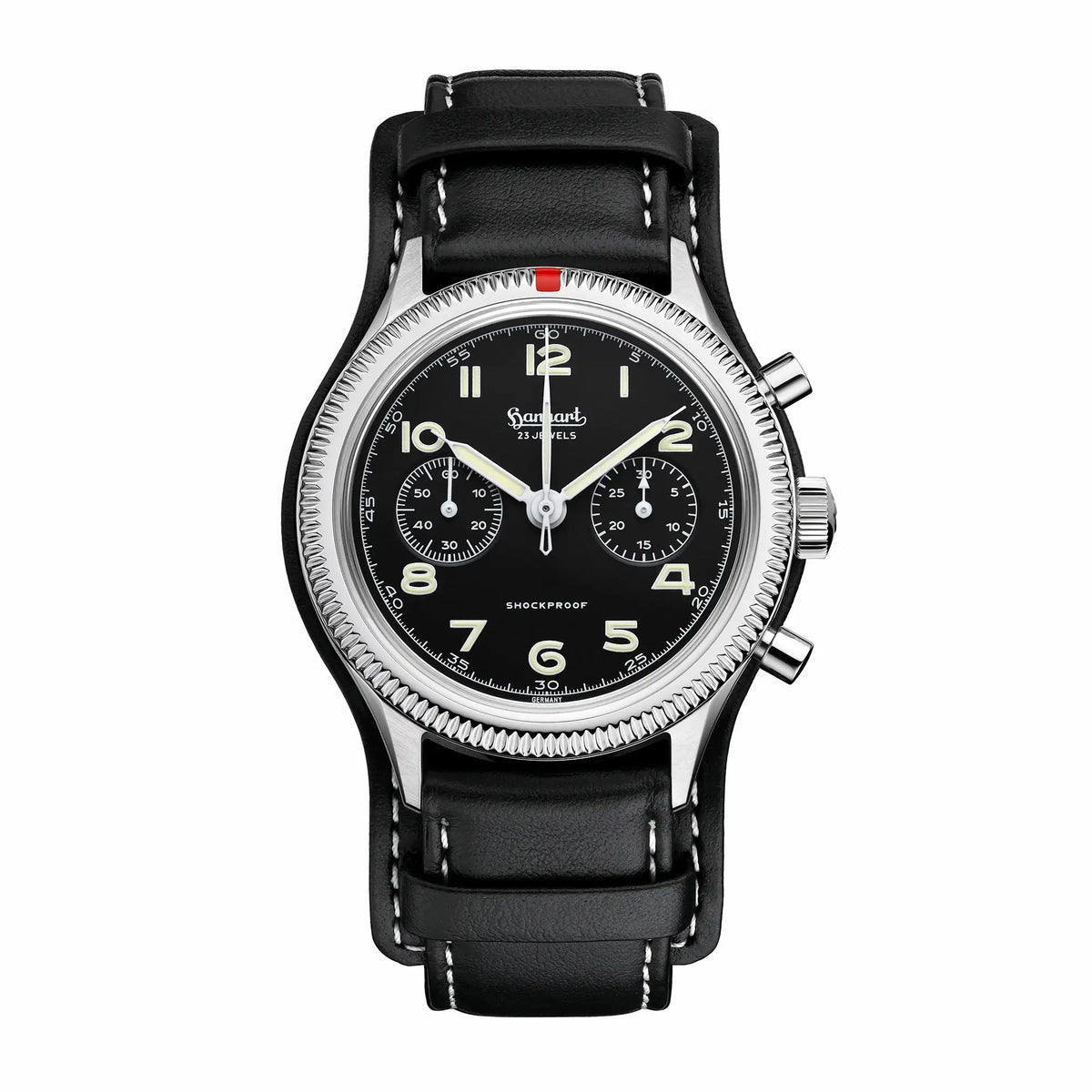 Frontale Ansicht der mechanischen Uhr "417 ES" aus der Pioneer Kollektion von Hanhart mit Lederunterlage