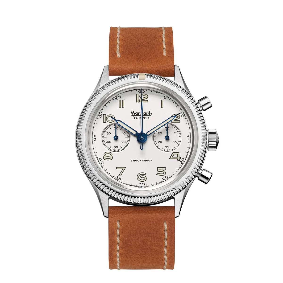 Produktfotografie als Titelbild von des Hanhart 417 ES "Moby Dick" Chronographs mit 42mm-Gehäuse und weißem Zifferblatt am hellbraunen Lederband