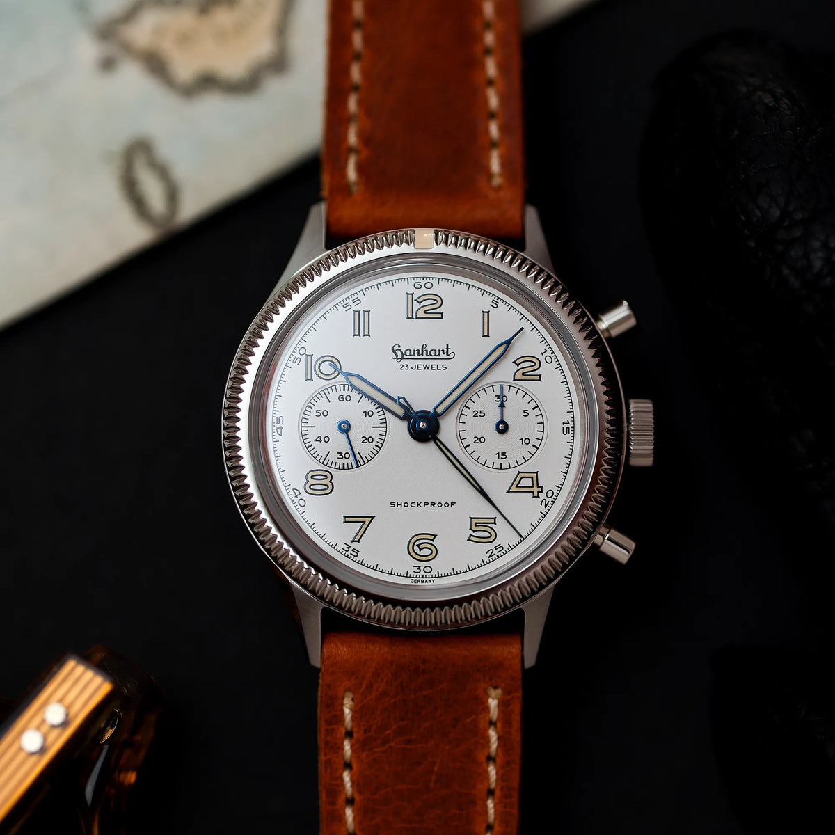 Produktfotografie der Hanhart 417 ES "Moby Dick" Chronographs mit 42mm-Gehäuse und weißem Zifferblatt am hellbraunen Lederband