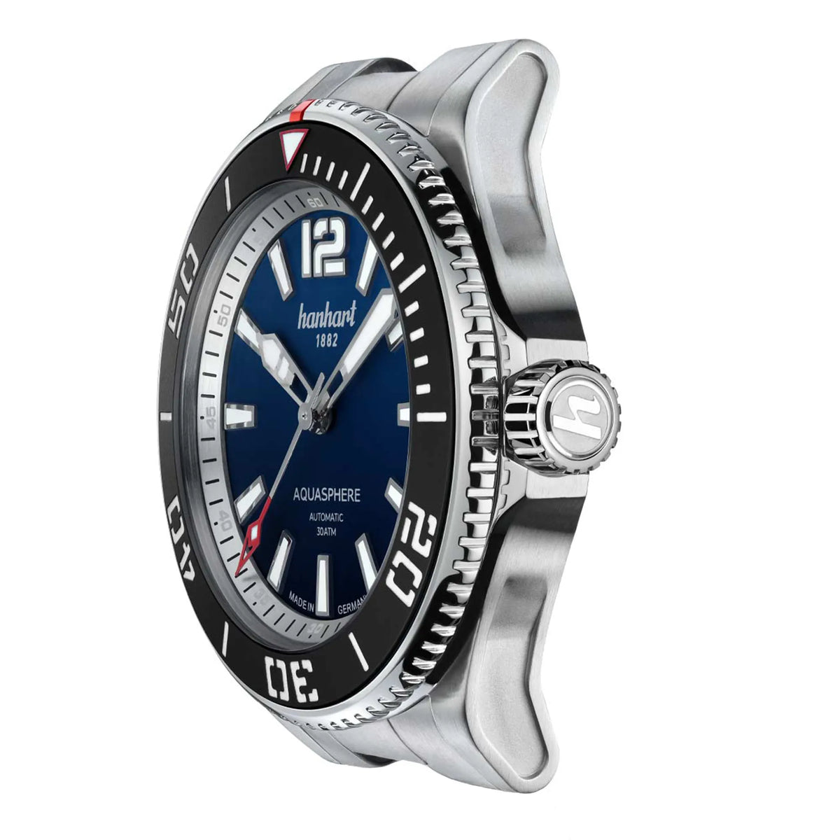 Leicht schräge Ansicht der Hanhart Aquasphere mit dem blau-schwarz verlaufenden "Ocean Fade"-Zifferblatt und schwarzem Keramik-Inlay auf der Lünette