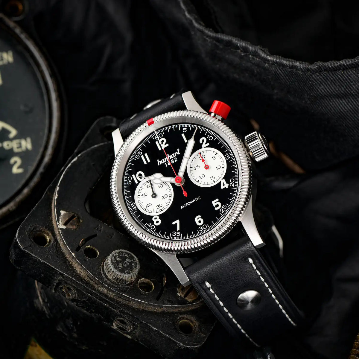 Produktfotografie der Hanhart Pioneer Mark1 mit dem schwarzen Zifferblatt mit weißen Totalisatoren, aka dem Reverse-Panda-Zifferblatt