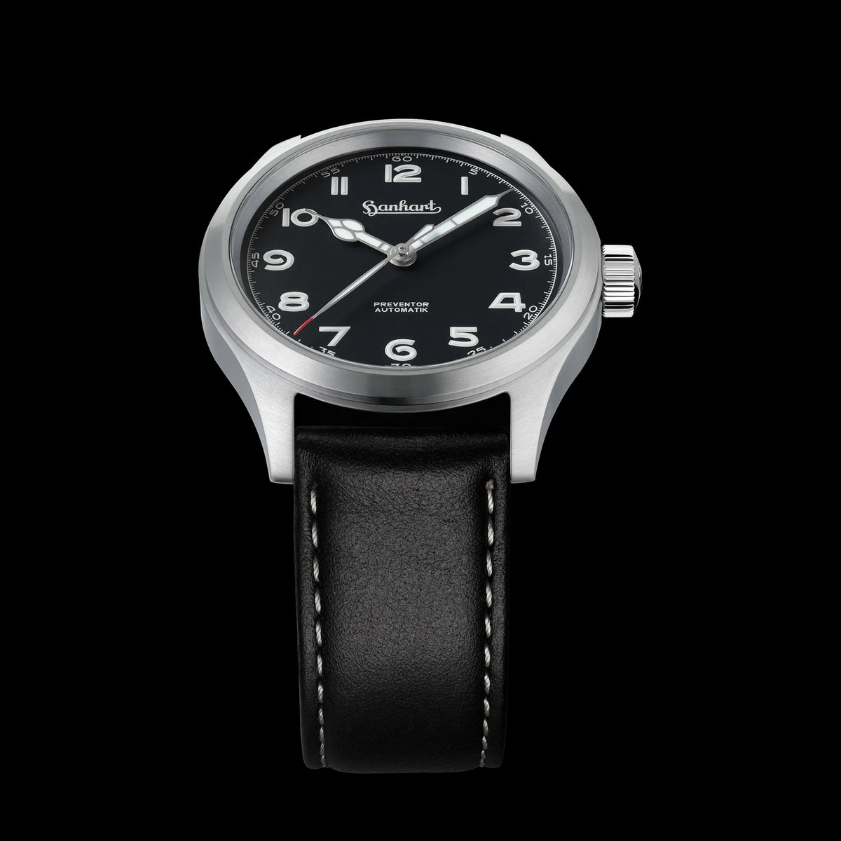 Produkfotografie der Hanhart Preventor HD12 Dreizeiger-Uhr mit schwarzem Zifferblatt vor schwarzem Hintergrund