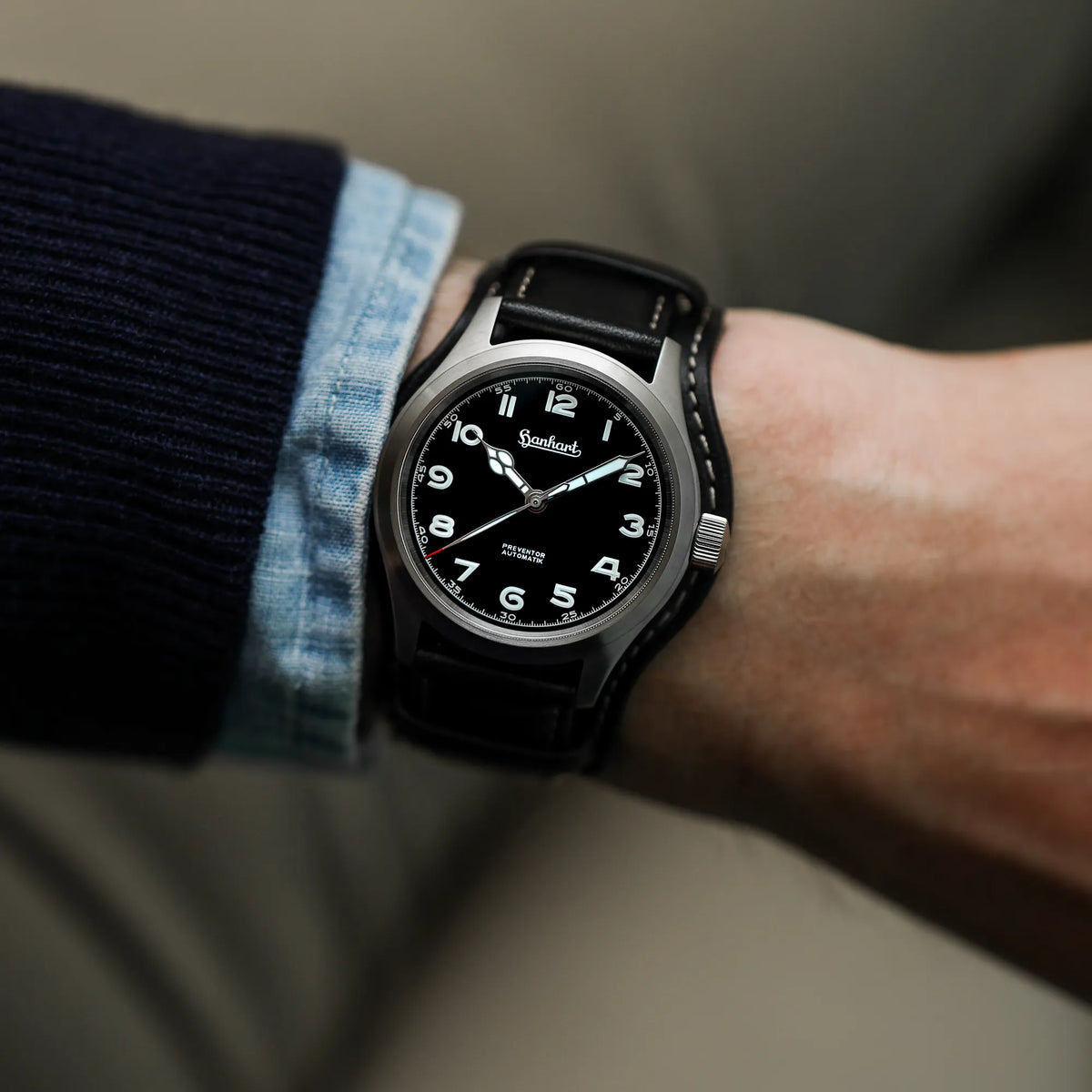 Wristshot der Hanhart Preventor HD12  Dreizeiger-Uhr mit schwarzem Zifferblatt