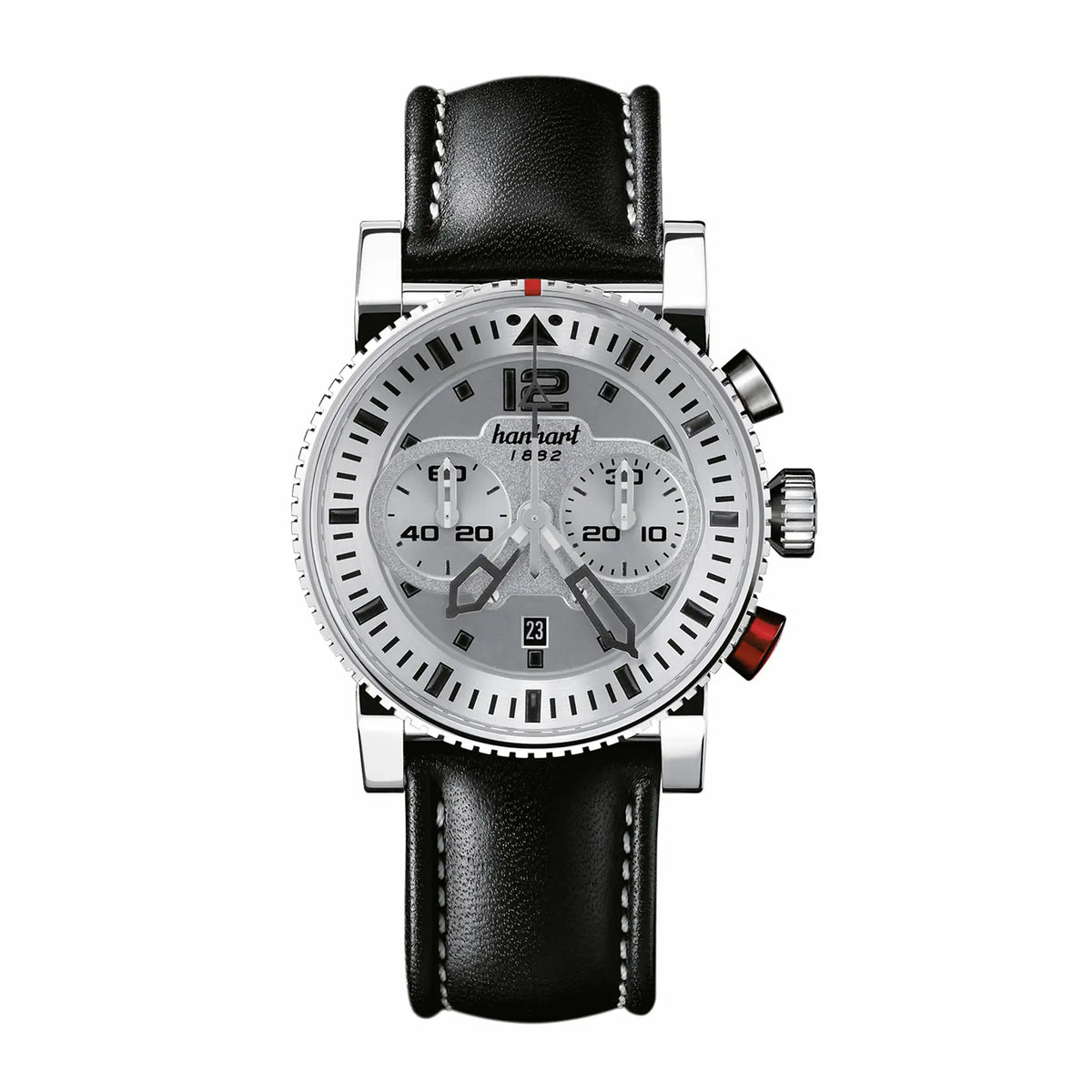 Frontale Ansicht der Primus Pilot Armbanduhr von Hanhart mit einem silberfarbenen Zifferblatt, Edelstahl-Gehäuse und einem schwarzen Lederarmband