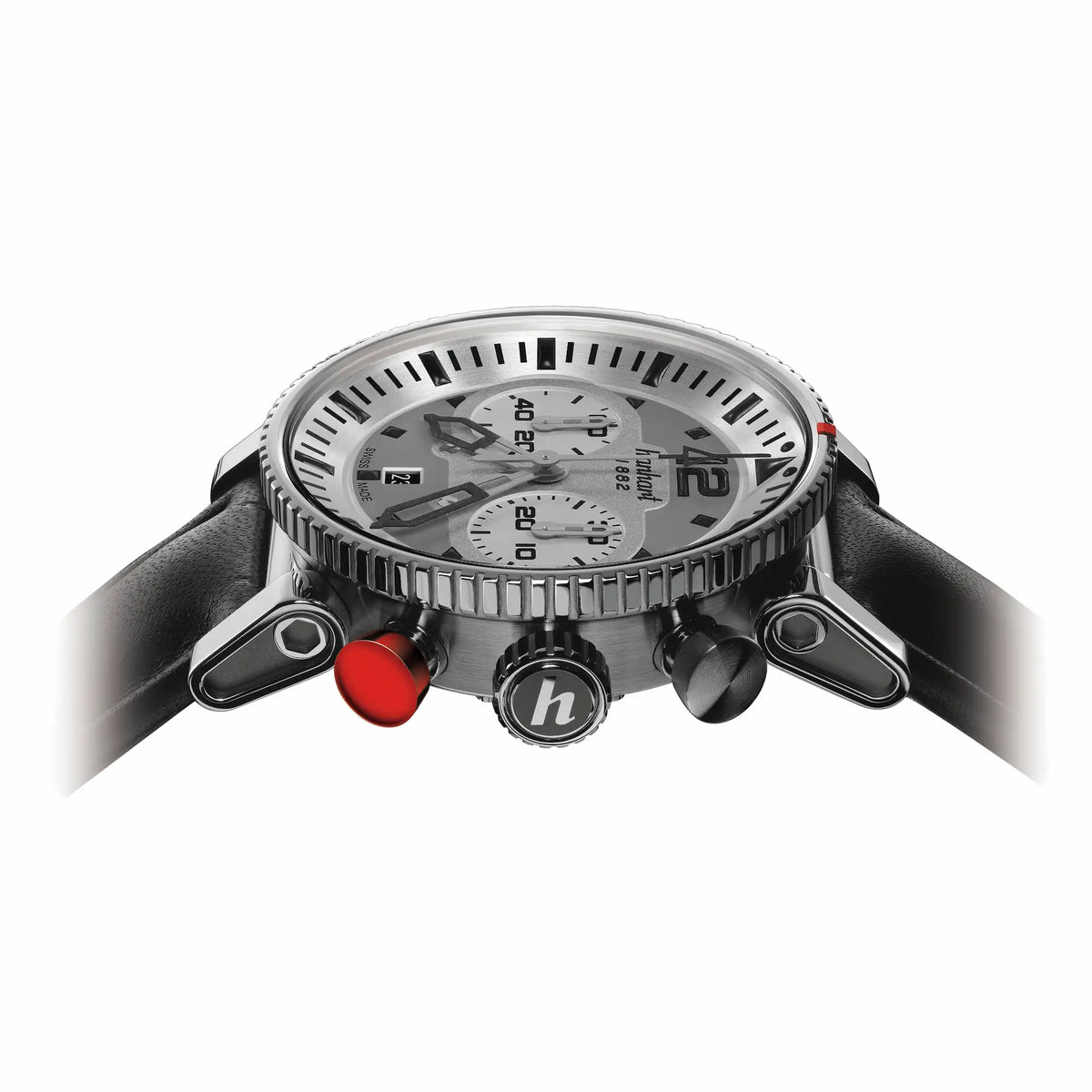 Seitliche Ansicht der Primus Pilot Armbanduhr von Hanhart mit einem silberfarbenen Zifferblatt, Edelstahl-Gehäuse und einem schwarzen Lederarmband
